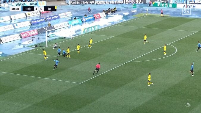 嘘だろ？川崎FWが味方のドリブルを掻っ攫う“強奪ゴール”「ぶんどった」「えっ？みたいな顔してる」衝撃プレーにファン騒然 4枚目