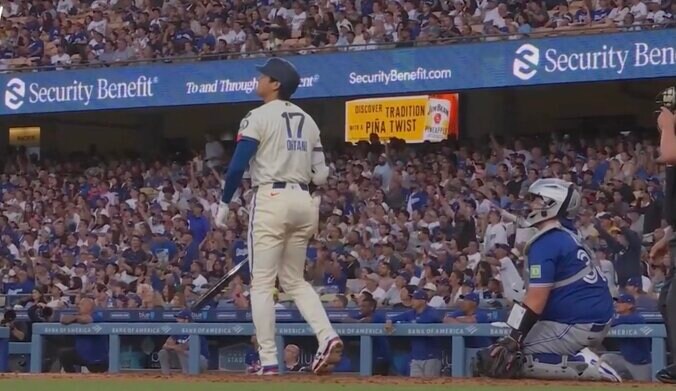 【写真・画像】どうなってんだ…！？ 大谷翔平、爆速特大40号で“異変”「見上げすぎ」相手野手陣の被弾リアクションが話題に「無慈悲すぎる」　1枚目