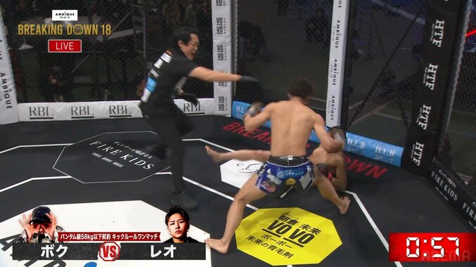 強烈な左フック