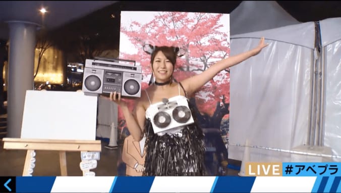 気象予報士・穂川果音、セクシーすぎるコスプレ披露　胸にテープの穴が… 3枚目