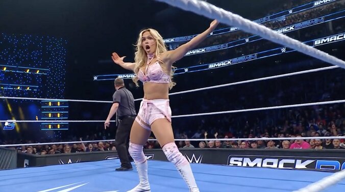 【映像】美女レスラー、脱ぎかけ衣装で“魅せる技”連発