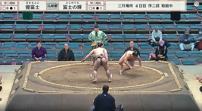 「えっ」大相撲三月場所でまさかの“秒速決着” 一瞬で決まった突き落としに「あら」「なに」驚く声 2枚目