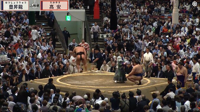 豊昇龍の付け人が…花道で“ただならぬ”動き「めっちゃ走ってる」「集まってきた」アクシデントの際にファン注目の一コマ 5枚目