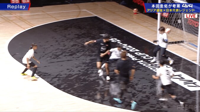 芸術的！ 元日本代表MFが“オシャレな伝説のゴール”を再現？“超絶バックヒール弾”にファン沸騰「松井大輔うますぎる」「容赦ないw」 3枚目