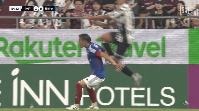 【映像】後頭部にジャンピングニーを喰らう危険接触の瞬間