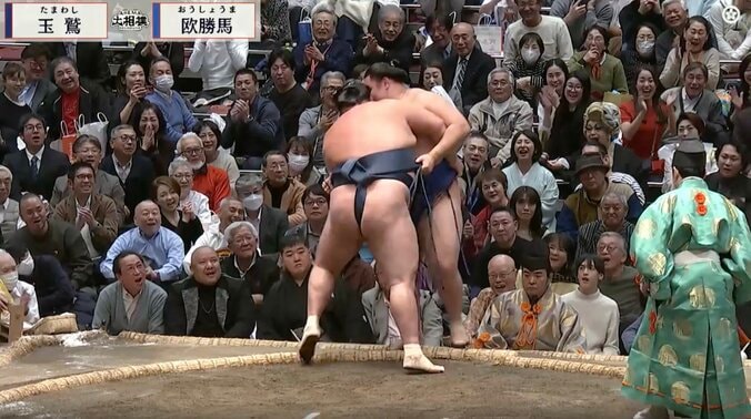 「脅威の粘り」 41歳の鉄人、土俵際からの“大逆転劇”にファン驚き「足浮いてたのに」館内もどよめきと喝采 5枚目