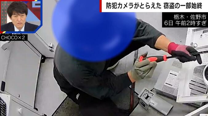 バールでレジ破壊を試みる男