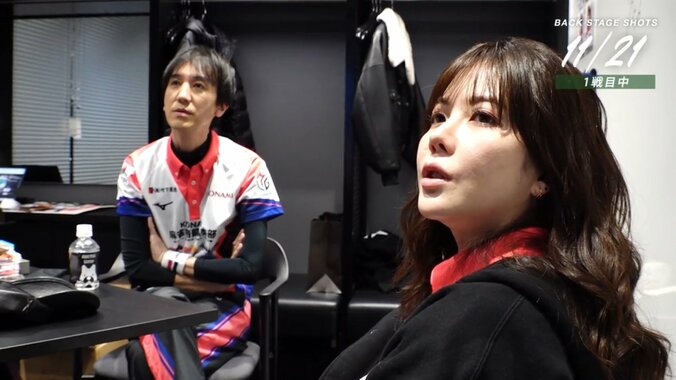 仲間の活躍をほんわかと応援する高宮の横顔