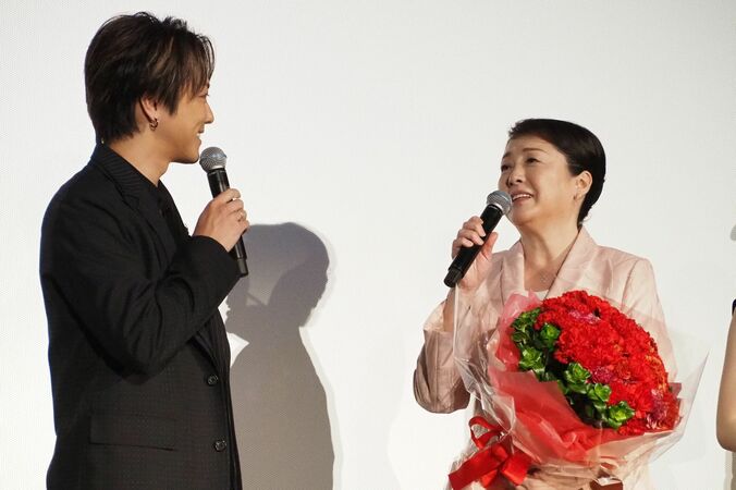TAKAHIRO、母親役の松坂慶子に母の日プレゼント「これからもお母さんと呼ばせてください」主演映画『僕に、会いたかった』 5枚目