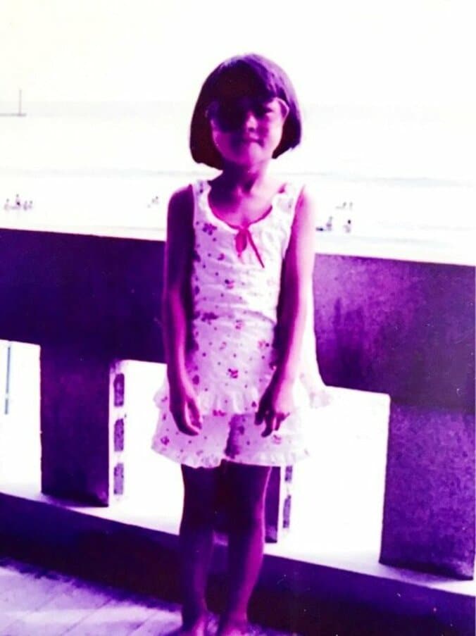 渡辺美奈代、小学校1年生の頃の写真を公開「家族で海水浴場に行った時」 1枚目