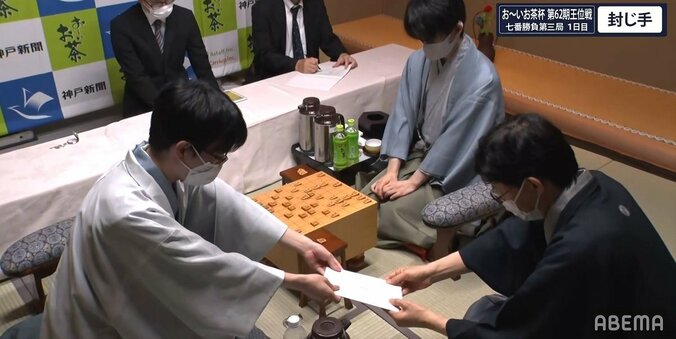 豊島将之竜王が66手目を封じ手し1日目が終了 藤井聡太王位、やや不利か／将棋・王位戦七番勝負 1枚目