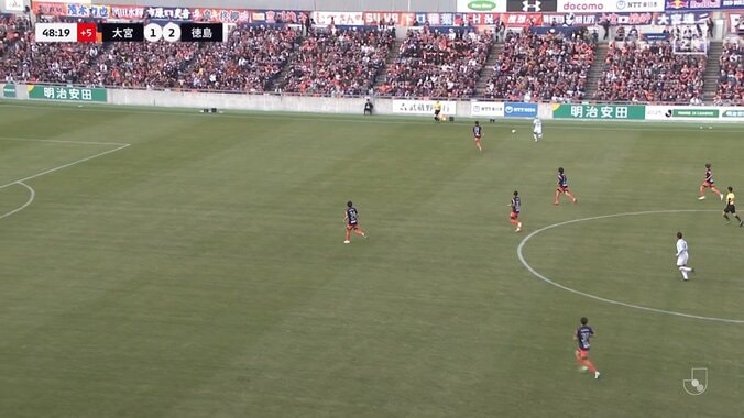 ファン物議！「あれはいらないプレー」「謝ってたやん」蹴り出したボールが観客を直撃するアクシデントに「カードの対象になるべき」選手謝罪もスタジアムは大ブーイング 4枚目