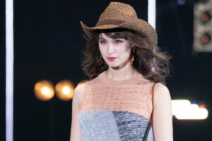 山田優が圧巻のスタイルで存在感放つ！ 人気モデルが一堂に『TGC』【画像集】 2枚目