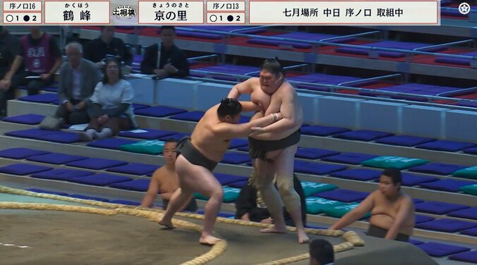 胸のお肉を“ムギュっ”と… “ほっそり美脚”の巨漢力士、土俵際での攻防にひやり 相手力士咄嗟の行動に「やさしいね」「胸のお肉をw」 4枚目