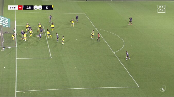 物議を醸す判定！「誤審じゃ済まない」微妙すぎる“後半ATの同点弾”がOFR検証なし…「絶対におかしい」「手に当たった＝ハンドではない」京都vs柏でファン大論争 3枚目