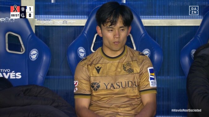 「誰か久保をソシエダから救ってくれ」ベンチで“茫然”の久保建英に海外ファンも同情の声「移籍が必要だ」「イマノルが無能すぎる」交代させたソシエダ指揮官に批判噴出 2枚目
