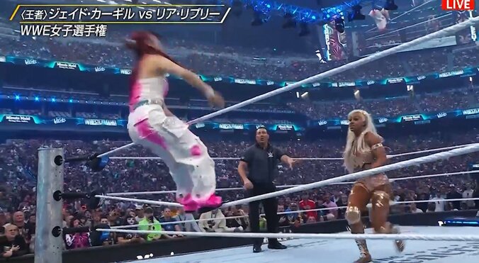 イヨ・スカイ、レッスルマニア“電撃参戦”でリアの窮地を救う！ 介入での数的不利に駆け付け華麗な“ムーンサルト”で敵二人を一蹴 王座獲得をお膳立て 2枚目