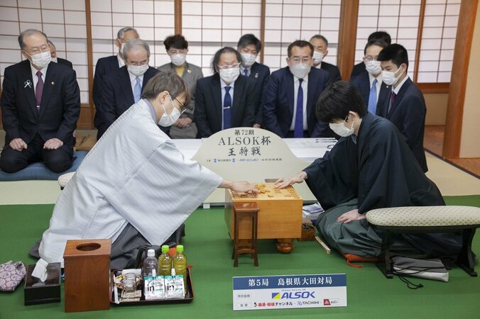 藤井聡太王将VS羽生善治九段 “世紀のタイトル戦”はスコア2-2で第5局始まる 先に“王手”をかけるのはどっちだ／将棋・王将戦七番勝負 1枚目