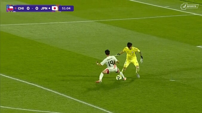 相手GKが動揺…U-20日本代表FWが爆速すぎる！二度追いプレス→ボール奪取に敵地騒然「高岡伶颯の前プレめっちゃ良かった」 4枚目