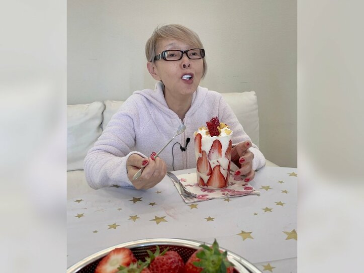 【画像】いちごパフェを頬張る研ナオコさん