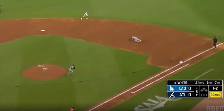 【写真・画像】球場騒然！山本由伸に“想定外のハプニング”「危ないっ！」「怖すぎる…」 171キロ爆速ピッチャー返し→瞬時の打球反応で“神キャッチ”　1枚目