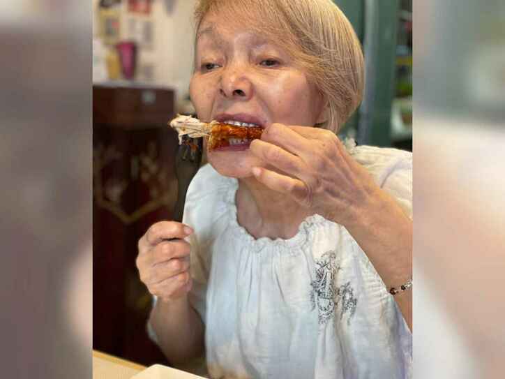 【写真】チキンにかぶりつく研ナオコさん。