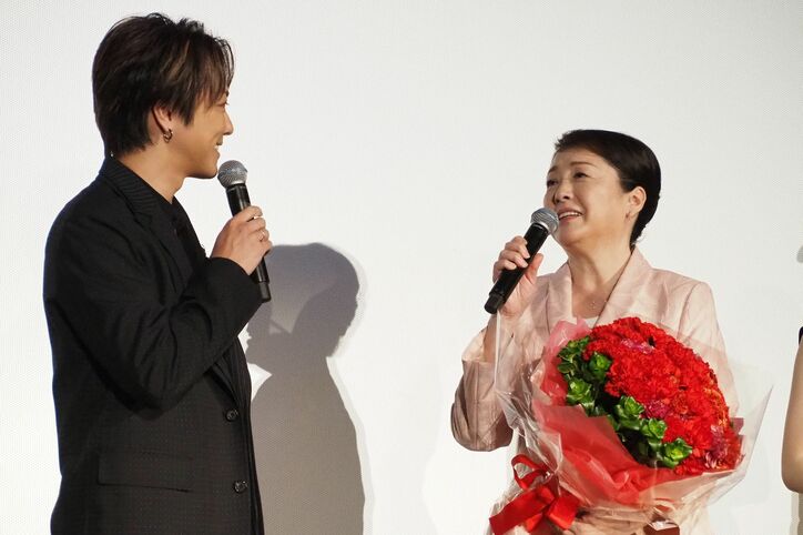 TAKAHIRO、母親役の松坂慶子に母の日プレゼント「これからもお母さんと呼ばせてください」主演映画『僕に、会いたかった』