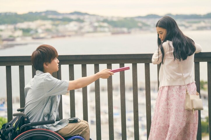 岩⽥剛典×杉咲花の距離がグッと近づく 『パーフェクトワールド 君といる奇跡』江ノ島デート場面写真解禁