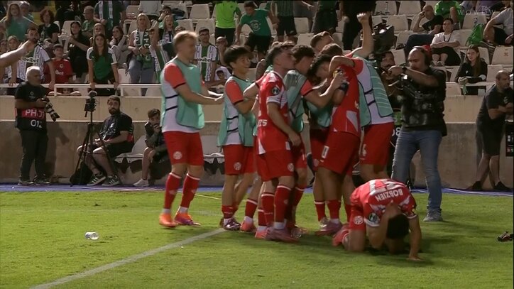 【映像】投げたペットボトルが選手の頭を直撃