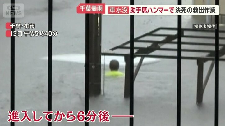 泳いで近づいていく男性