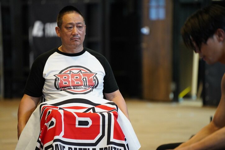 自分のせいで人気レスラーが脊椎損傷、車椅子生活でプロレス引退…ハオウ（武知海青）の過去が明らかに『覆面D』第3話