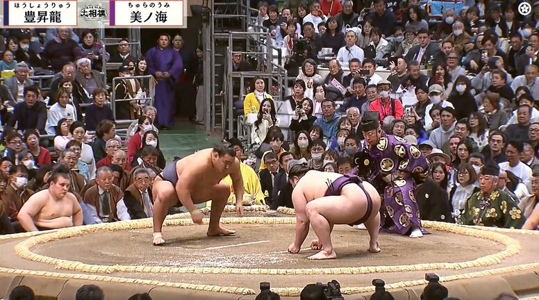 32歳で横綱初挑戦の晴れ舞台をファンが“台無し”に…“残念なマナー”に批判殺到 「なんとかしろよ…」憤りの声