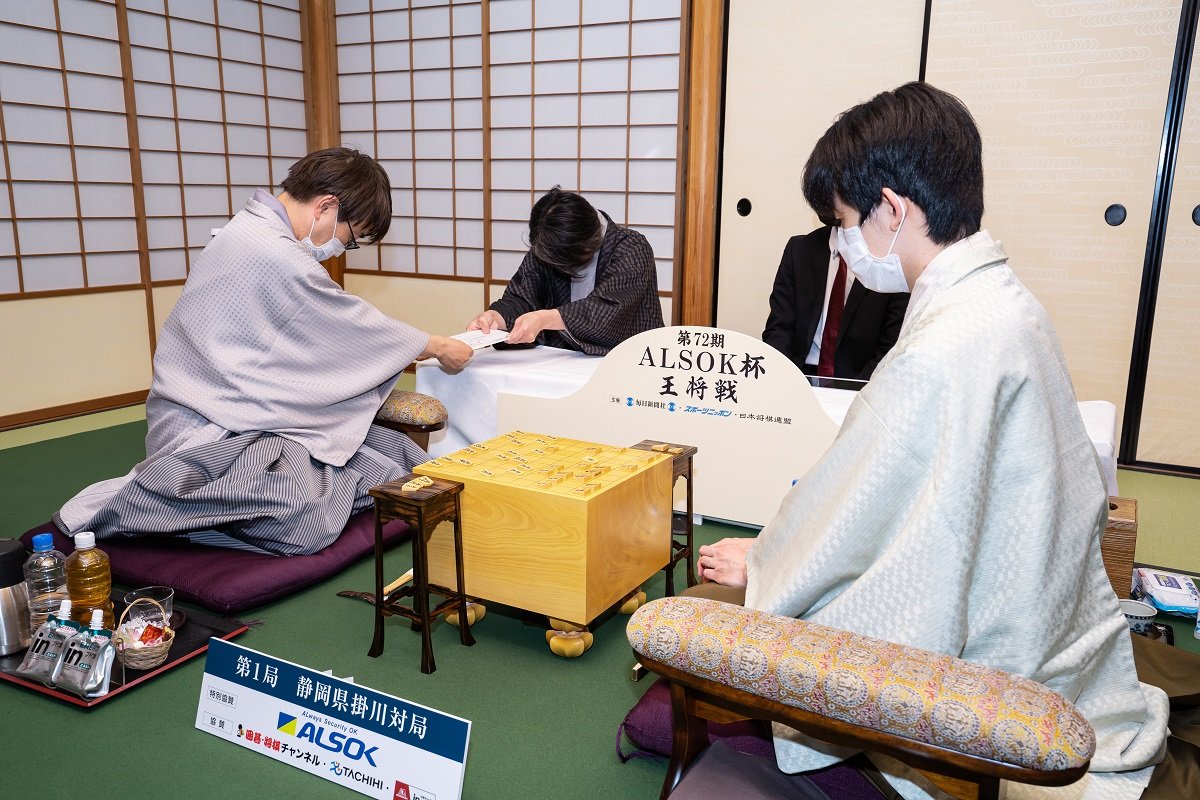 藤井聡太王将、初防衛へ先勝なるか 挑戦者の羽生善治九段が44手目を