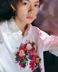 佐野勇斗、鮮やかなシャツ姿にファン称賛「はやちゃんかっこいい」「激盛れ」