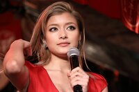 ローラ、美脚あらわな個性的デニムパンツを披露「最先端すぎて衝撃」と反響
