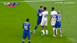 乱闘勃発にスタジアム騒然！ 退場者続出のロンドンダービーで両チームが白熱 “押されても動じない”若きチェルシーDFの激しすぎる闘争心とフィジカルが話題に