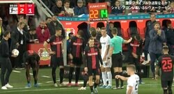 あわや一触即発！仁義なき“場外バトル”勃発　1点差の終盤、ピッチ外で起きた監督同士のアツすぎる戦いにスタジアム騒然「早くリスタートしろ」vs「交代が先だ」