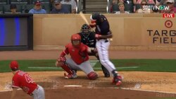 なんでこっち来る！？めちゃくちゃ曲がるスライダーがすっぽ抜け あわや死球に打者びっくり