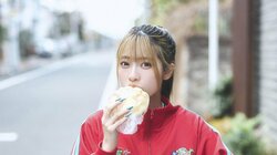 “ミスマガジン2022 読者特別賞”三野宮鈴の“自然体”な姿 『ヤンマガ』巻中グラビア