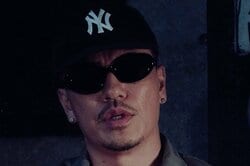 「ねぇ、誰か後から…」優しい先輩が豹変…人気アーティスト、17歳で体験した“死の縁”を告白