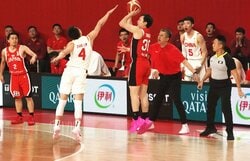 「触るなよ！」富永啓生、中国監督の“妨害”をあざ笑う理不尽スリー炸裂！「HCがダブルチームって…」「さすがの駆け引き」ファン驚愕【バスケ日本代表】