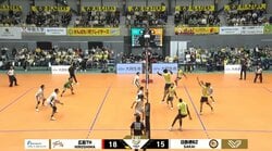 まんまとダマされた… バックアタックからの…ブロック欺いた“迫力満点”フェイントに相手選手も床を叩いて“がっかり”