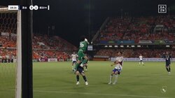 「大丈夫か？」「結構やばい倒れ方」味方同士が危険な衝突→大転倒でスタジアム騒然「ケガだけはやめてくれ」