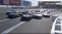 「そりゃ無理だよ！」5台横並び→信じられない“壁際ライン”から無謀アタック→多重事故 「嘘みたいな位置にいる」驚きと苦言