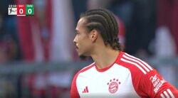 「浅野なら食べるぞ！」 試合を中断させたサポーターの抗議にイラついた瞬間　投げ込まれた大量のチョコにバイエルンFWが呆れ顔