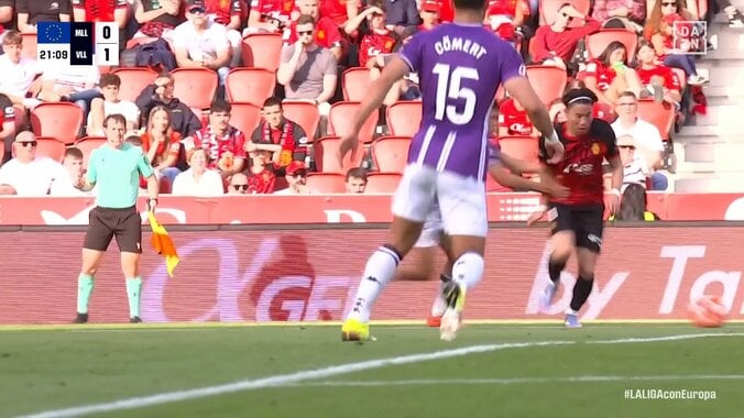 PKだろ！浅野拓磨、PA内で掴まれ倒されてもノーファウル判定で現地ファンも大ブーイング「ユニ引っ張られてる」 3枚目