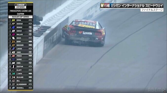 最初に映し出されたのは後ろ向きの姿