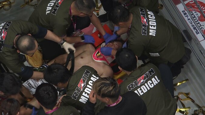 ダメージ大きく担架で搬送