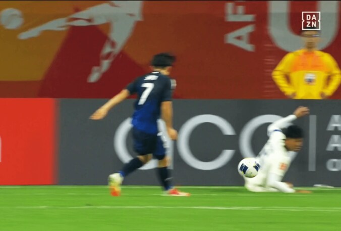 「完璧な動きだ」U-20日本代表エースの“圧巻ダイレクトショット弾”にファン大興奮！ 佐藤龍之介に「うまい！」「有言実行」など称賛の声 3枚目