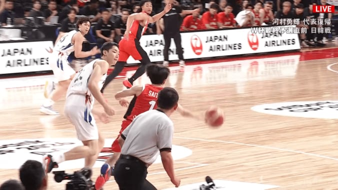 「マジで天才」日本代表ガードの“下手投げ”にネット騒然！衝撃アシストに「何が起きたかと思った」「漫画みたい」 3枚目
